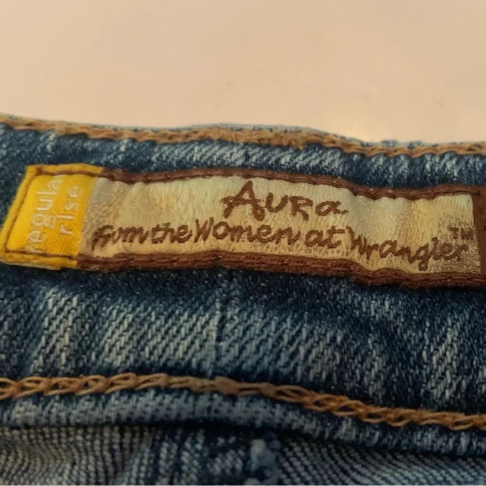 Wrangler Aura Woman’s Medium Washed Lightly Distressed Jeans 12 Regular Short - Picture 5 of 15